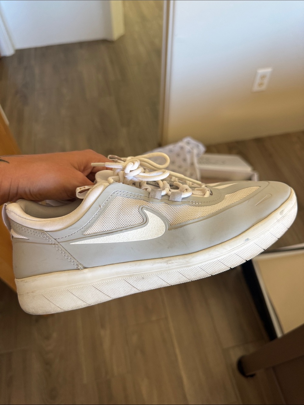 Nike SB NYJAH FREE 2 Men’s White and Light Gray Low-Top Sneakers